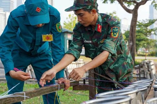 [Ảnh] Trận địa pháo hoa trước giờ bừng sáng đêm 30/4 tại Thành phố Hồ Chí Minh