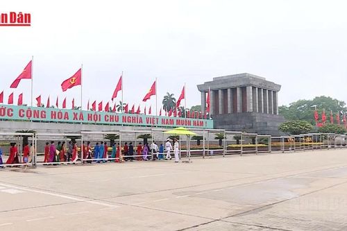 [Video] Hơn 20.000 người vào Lăng viếng Chủ tịch Hồ Chí Minh sáng 30/4