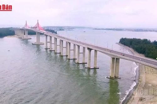 [Video] Cầu vượt biển dài nhất miền Trung chính thức thông xe