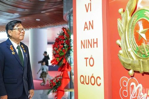 Triển lãm Gala 'Tổ quốc bình yên': Nhịp cầu đưa lịch sử chạm đến trái tim