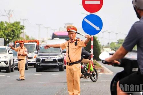 Nhiều cán bộ, chiến sĩ Công an Cần Thơ không nghỉ lễ để phục vụ nhân dân