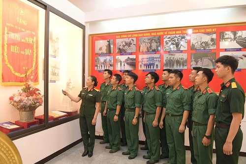'Tiếp lửa' truyền thống cho học viên