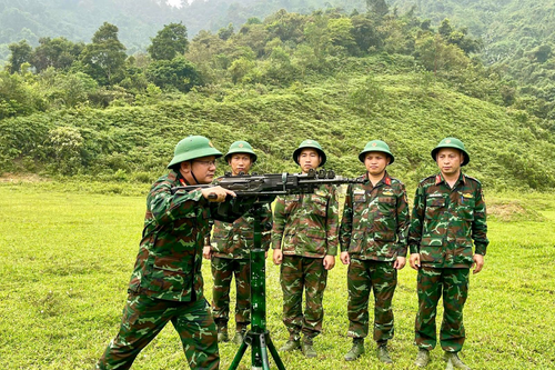 Thượng tá Lê Đình Hậu đam mê sáng tạo trên các dòng súng