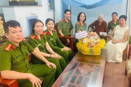 Tuổi trẻ CAP Thanh Khê thăm địa chỉ đỏ và tặng quà Mẹ VNAH