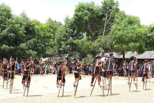 Quảng Ngãi: Du khách hòa mình vào lễ hội đường phố Măng Đen