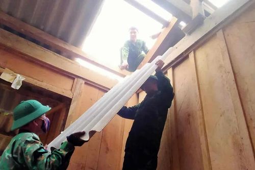 Bộ đội biên phòng giúp người dân khắc phục hậu quả lốc xoáy
