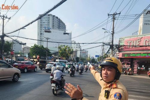 Các tuyến đường cửa ngõ TP HCM tấp nập người về quê nghỉ lễ