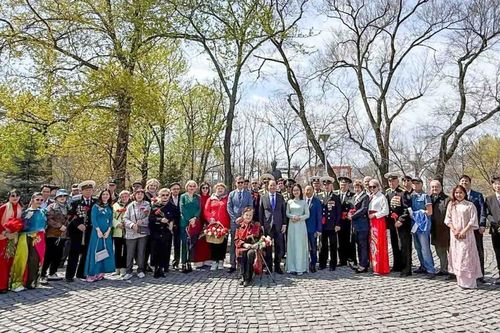 Xúc động và tự hào Lễ kỷ niệm 51 năm ngày Giải phóng miền Nam tại Vladivostok (Liên bang Nga)