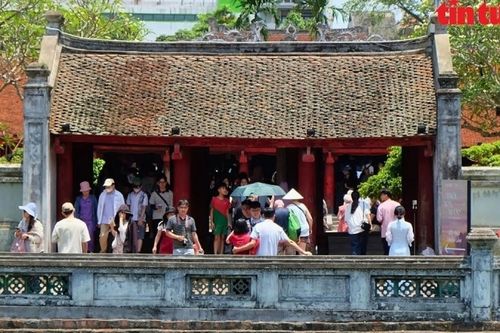 Hà Nội nhộn nhịp khách tham quan, mua sắm ngày đầu kỳ nghỉ lễ