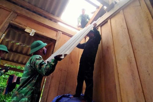 Bộ đội Biên phòng tỉnh Nghệ An khẩn trương giúp nhân dân khắc phục hậu quả giông lốc