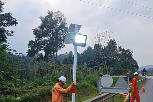 Sau nhiều tai nạn, đoạn cao tốc Yên Bái – Lào Cai được bổ sung tiêu phản quang và đèn chiếu sáng
