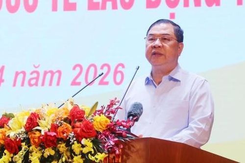 Phó Thủ tướng Thường trực Phạm Gia Túc tặng quà các gia đình chính sách tại Quảng Ninh