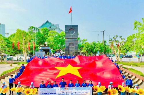 Lá đại kỳ vượt hơn 400km kết nối những miền đất anh hùng