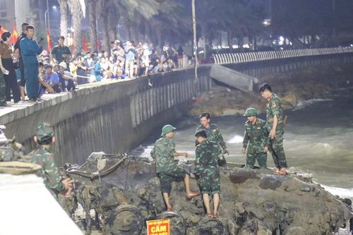 Toàn cảnh trục vớt xác xe tăng trên biển Quy Nhơn