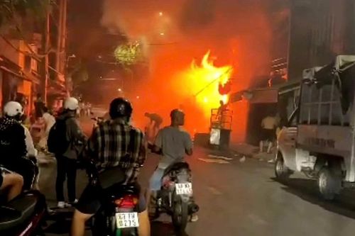 Cháy vựa phế liệu trong đêm