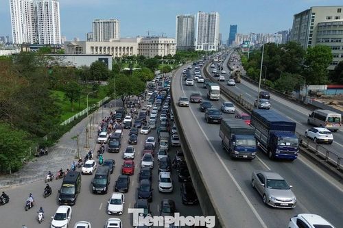 Nhích từng mét rời Thủ đô: 12 giờ vật lộn trên cao tốc