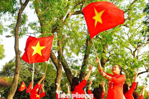 Hà Nội ngày 30/4 qua những khung hình cảm xúc