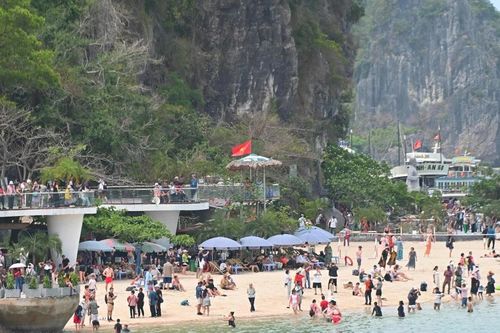 Vịnh Hạ Long nườm nượp người