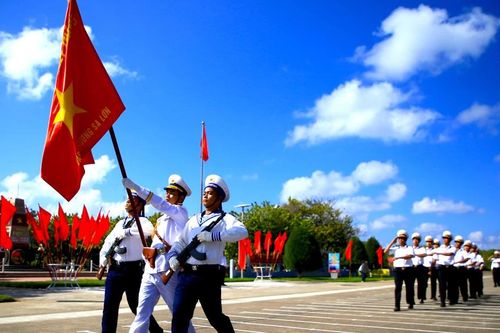 Lễ chào cờ và duyệt đội ngũ xúc động ở 'trái tim' Trường Sa