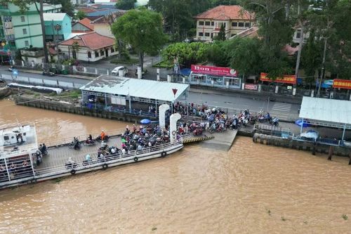 Xuống phà khi chưa cập bến, một phụ nữ bị chèn qua người tử vong