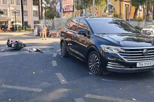 Ô tô rẽ trái va phải xe máy, bé 5 tuổi tử vong