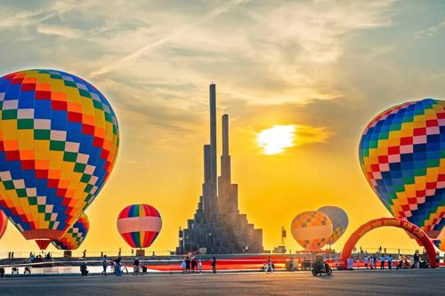 Khinh khí cầu nhuộm rực trời vùng biển
