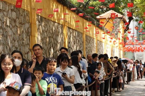 Xếp hàng dài tham quan Nhà tù Hỏa Lò