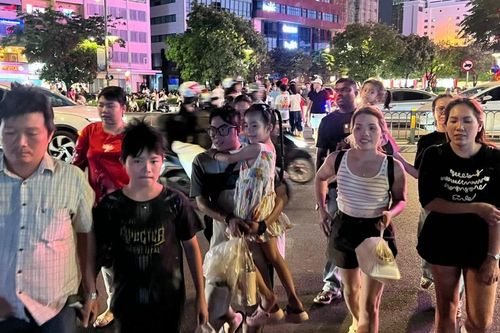 Người dân đổ dồn về trung tâm TPHCM chờ xem pháo hoa
