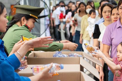 Tuổi trẻ Thủ đô tình nguyện hỗ trợ nhân dân viếng Lăng Bác dịp 30/4