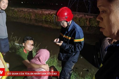 Xuyên đêm cứu tài xế và xe ô tô tai nạn dưới mương nước