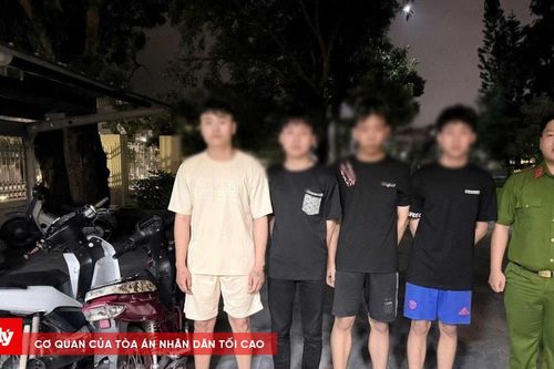 Nhóm thanh thiếu niên mang hung khí náo loạn đêm khuya