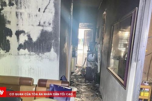 Cháy chung cư trong đêm, hàng chục người hoảng loạn tháo chạy