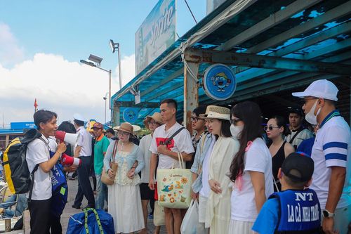 Du khách ùn ùn đổ về vịnh Nha Trang, Hạ Long cũng đông nghẹt ngày đầu nghỉ lễ