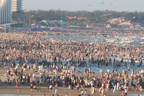 Biển Đà Nẵng, Vũng Tàu, Nha Trang chật cứng người, xe nhích từng mét trên đường