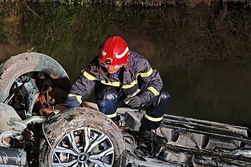 Cứu nam thanh niên mắc kẹt trong ô tô lật dưới mương nước giữa đêm