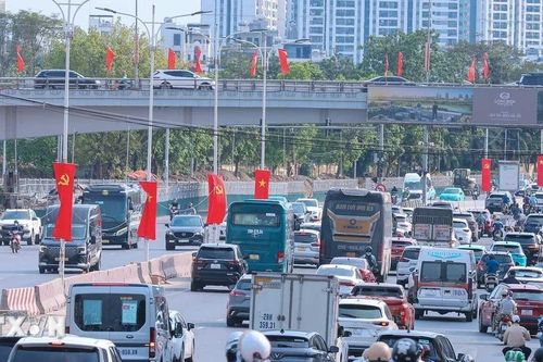 Người dân vẫn tấp nập rời Hà Nội trong ngày đầu kỳ nghỉ lễ 30/4-1/5