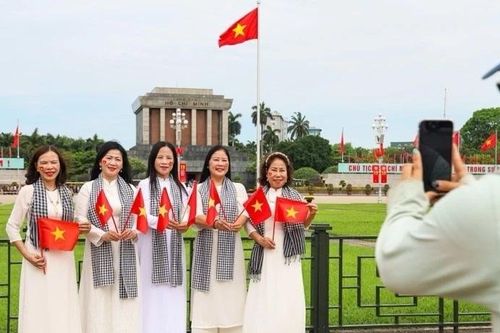 Người dân Thủ đô chọn đến các điểm du lịch 'tại chỗ' trong dịp nghỉ lễ 30/4