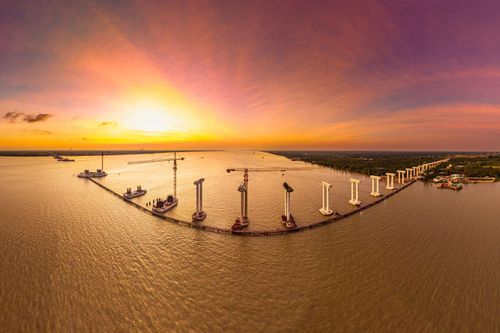 Ngắm hoàng hôn trên công trường cầu Đại Ngãi 1