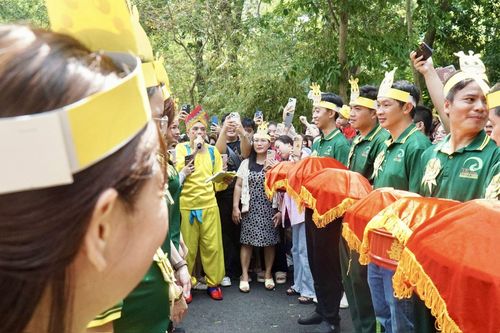 'Đám cưới' hươu cao cổ gây sốt tại Thảo cầm viên Sài Gòn trong ngày 30/4
