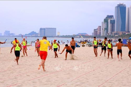 Gần 100 vận động viên Việt Nam và quốc tế tranh tài cứu hộ biển