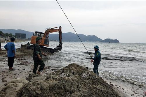 Tiêu hủy các vật liệu nổ thu được khi trục vớt xe tăng ở Gia Lai
