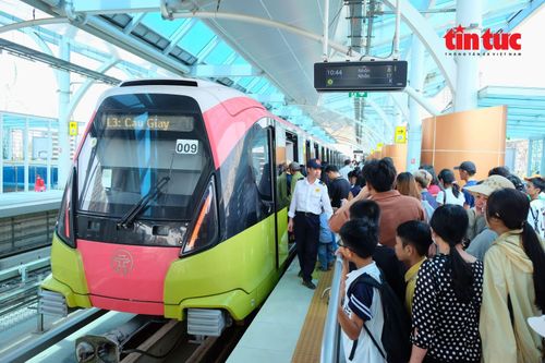 Người dân hào hứng sử dụng hệ thống giao thông công cộng '0 đồng'