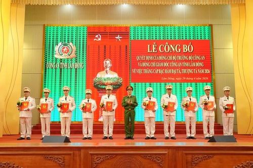 Thăng cấp bậc hàm cho 98 cán bộ chủ chốt Công an Lâm Đồng