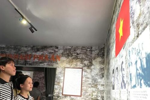 Người dân, du khách trải nghiệm 'bức tường an ninh', hòa mình vào 'Tổ quốc bình yên' ở Đà Nẵng