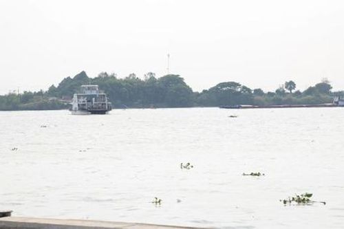 Vội bước xuống khi phà chưa cập bến, người phụ nữ bị mỏ phà cán tử vong thương tâm