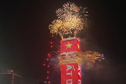Thành phố Hồ Chí Minh rực rỡ pháo hoa mừng 51 năm thống nhất đất nước