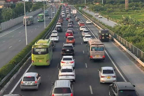 Ùn tắc kéo dài sáng 30/4, tài xế ngán ngẩm vì kẹt tại cửa ngõ Hà Nội