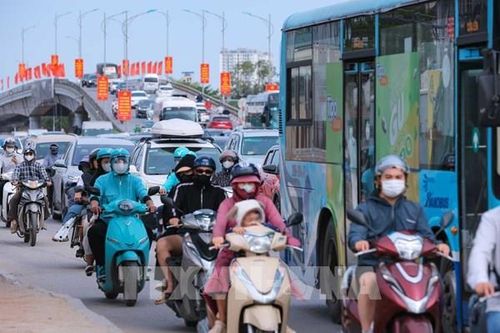 Sáng 30/4: Dòng người hối hả rời Thủ đô, bến xe Hà Nội đông nghịt