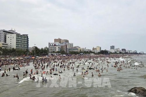 Du khách ùn ùn đổ về Hải Tiến, Sầm Sơn trong ngày đầu kỳ nghỉ lễ