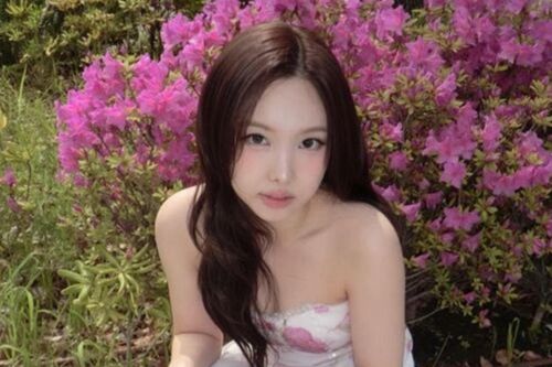 Nayeon (TWICE) gây chú ý với visual thăng hạng khiến fan 'đổ gục'